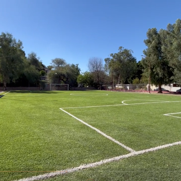 Entrega formal de la cancha de fútbol con pasto sintético en escuela primaria “Rosalio E. Moreno”, Hermosillo, Sonora.
